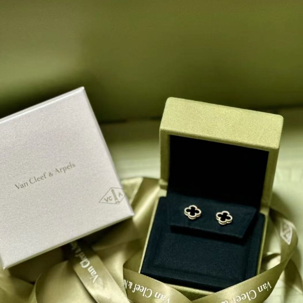 Van Cleef & Arpels 18k gold onyx black earrings